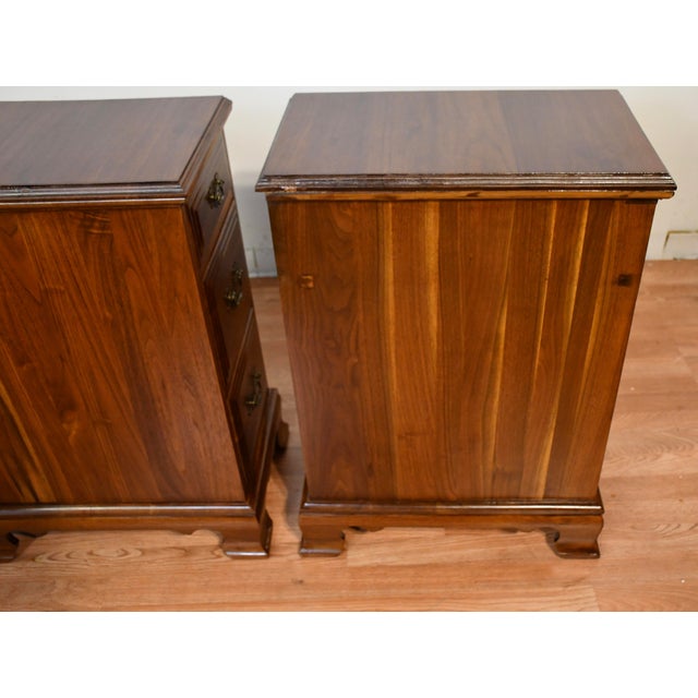 1930s Pair of English Chippendale Walnut Nightstands / Bedside Tables For Sale - Image 17 of 17