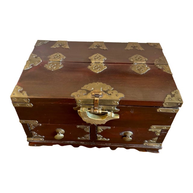 Mid 20th Century Vintage Chinoiserie Lacquered Wooden Jewelry Box Adorned With Brass Hinges & Koi Fish Latch For Sale
