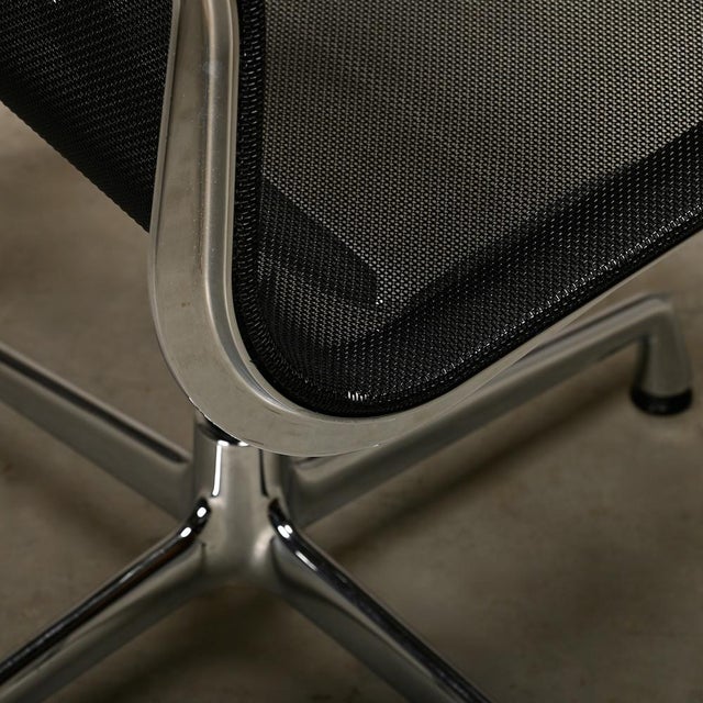 Eames Aluminum Group EA106 Dining Chairs in Black Netweave Mesh by Charles and Ray Eames for Vitra, 2010 For Sale - Image 17 of 18