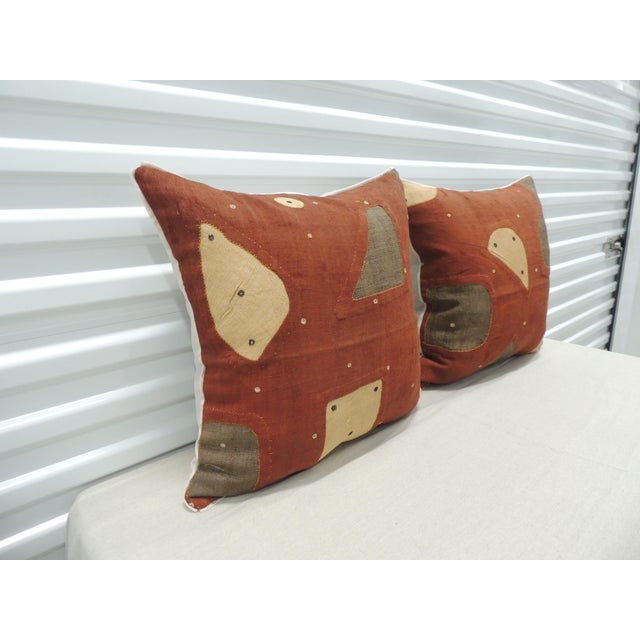 1940s Applique African Raffia, Patchwork and Applique Brown Decorative Pillows - Set of 2 For Sale - Image 5 of 5