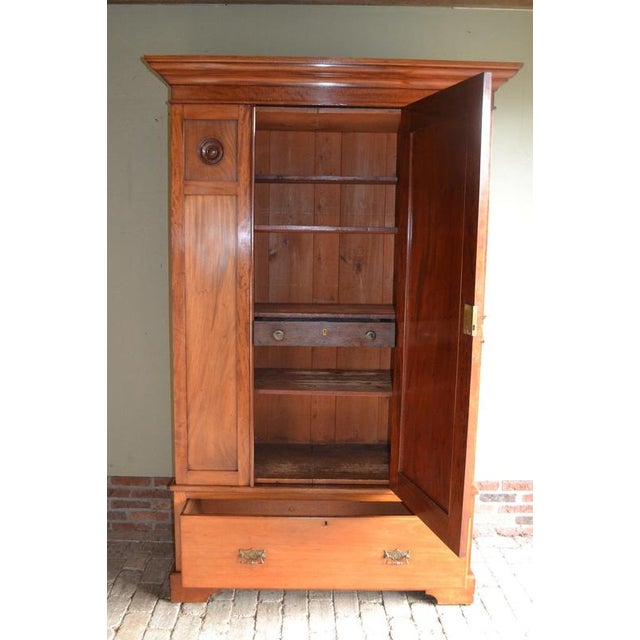 19th-century English mahogany single-door cabinet. Height: 217 cm. Width: 137 cm. Depth: 57 cm. Behind the door are...