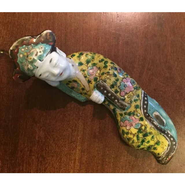 Antique 19th Century Chinese Export Famille Rose Porcelain Wall Hanging of a Reclining Court Lady For Sale - Image 10 of 13