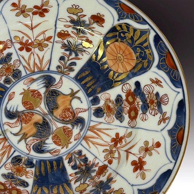 Antique Chinese Kangxi Imari Porcelain Dish with Pomegranates, 1710 For Sale - Image 3 of 6