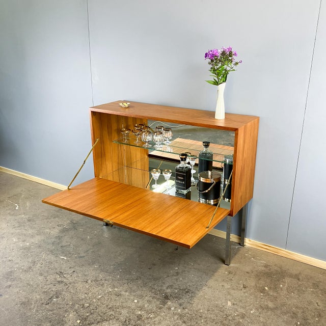 A sleek and elegant bar cabinet – made in Germany and mounted on chrome-plated tubular steel legs. The mirrors on the base...