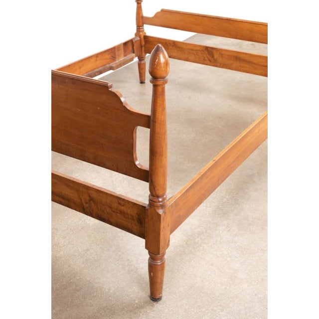Curved headboard, footboard, and side rails and turned posts with acorn finials 49in H x 59.75in W x 81.25in D Interior:...