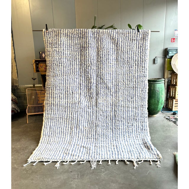 This exceptional Moroccan Beni Ouarain rug is a refined example of traditional Berber craftsmanship blended with a modern...