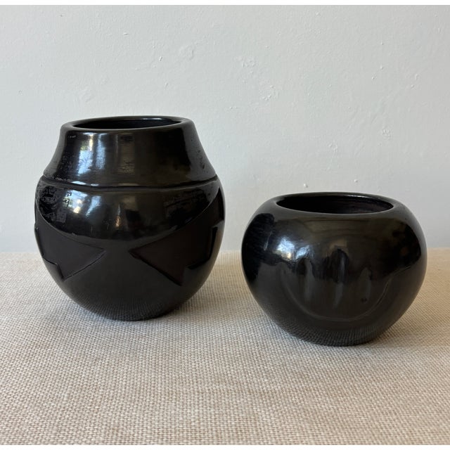 Vintage Santa Clara Pueblo Signed Blackware Pots or Vases, Set of 2 For Sale - Image 4 of 15