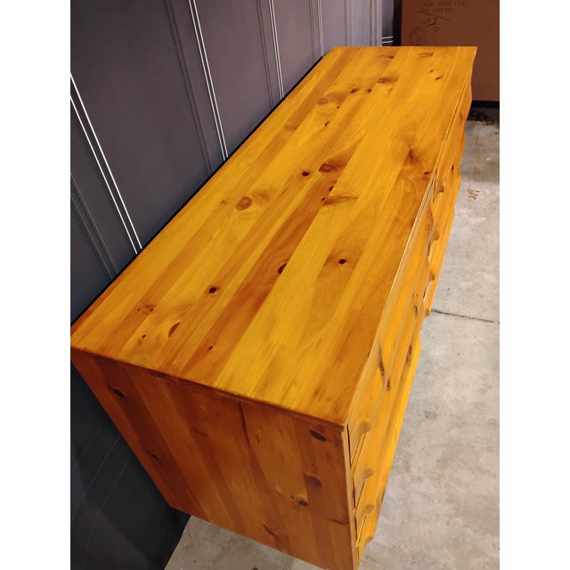 Wood Mid 20th Century Franklin Shockey Rustic Lowboy Knotty Pine Dresser For Sale - Image 7 of 9