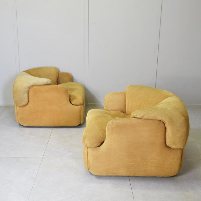 Confidential Lounge Chairs in Ochre Suede by Alberto Rosselli for Saporiti, 1970s, Set of 2 For Sale - Image 11 of 12
