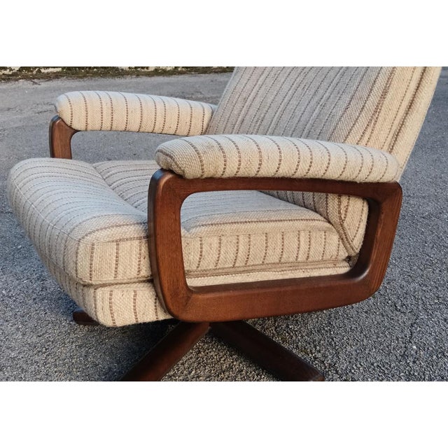 1970s Set of Mid-Century Swivel Armchair and Ottoman in Tweed and Wood, 1970 For Sale - Image 5 of 14