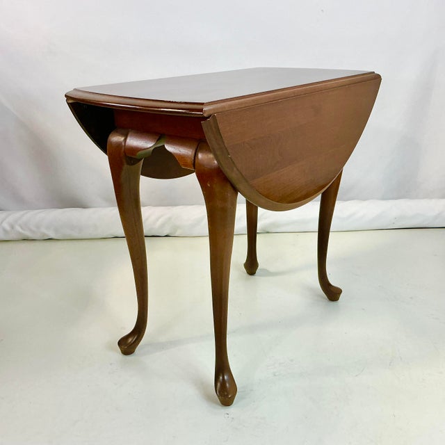1980s Vintage Traditional English Queen Anne Mahogany Drop Leaf Side Table For Sale - Image 4 of 13