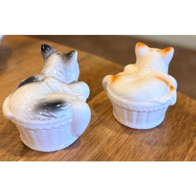 1990s Trompe-l'Oeil Ceramic Cats in Baskets Salt and Pepper Shakers - a Pair For Sale In Palm Springs - Image 6 of 12