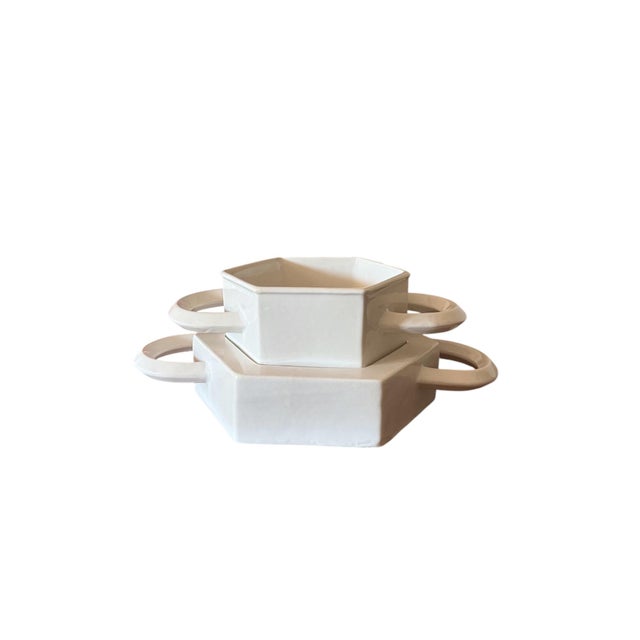 Modern white ceramic centerpiece / vide poche designed by Sergio Asti Manufactured by Gabbianelli Italy ca. 1970 Double...