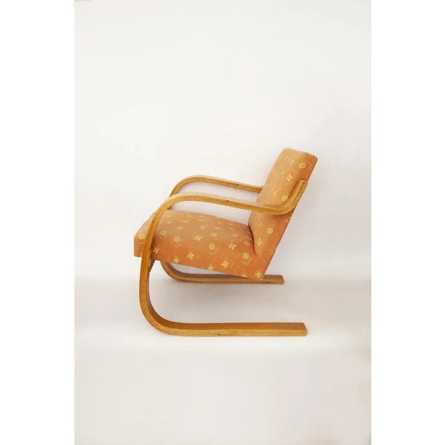 The cantilever chair model 34/402 was designed by Alvar Aalto in the 1930s for Artek. The offered one is a very early...