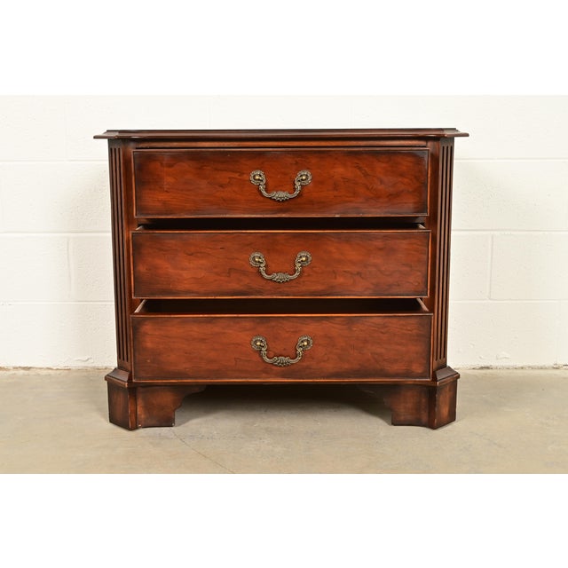 Late 20th Century Henredon Georgian Carved Mahogany Nightstand or Bachelor Chest For Sale - Image 5 of 12