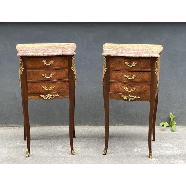 1940s Pair of French Louis XV Style Rosewood Side Tables Nightstands. For Sale - Image 4 of 7