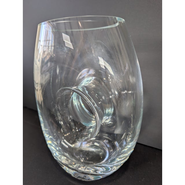 This modern crystal vase by Jeff Leatham is a stunning piece that exudes elegance and style. Hand-blown in Poland, this...