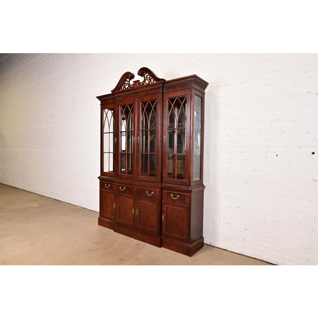 English Late 20th Century Ethan Allen Georgian Carved Flame Mahogany Lighted Breakfront Bookcase Cabinet For Sale - Image 3 of 16
