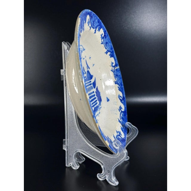 Spanish Hand-Painted Blue and White Talavera Plate with Chinoiserie Pagoda and Scroll Rim, 1730-1770s For Sale - Image 6 of 8