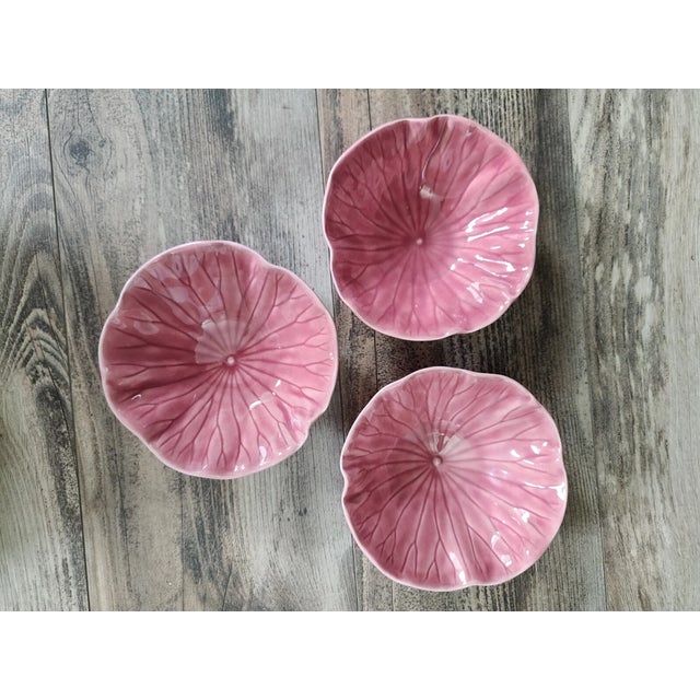1990s Vintage Metlox Lotus Berry Bowls and Bread Plates - Set of 6 For Sale - Image 5 of 6