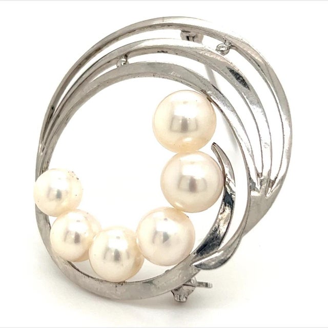 1990s Mikimoto Estate Akoya Pearl Circle Brooch Sterling Silver For Sale In New York - Image 6 of 9