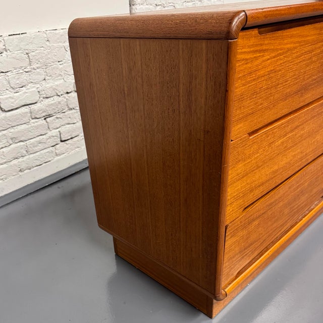 90's Teak 9-Drawer Low Dresser by Sun Cabinet Company For Sale In New York - Image 6 of 7