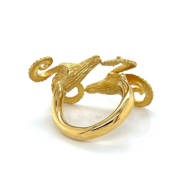 Mid 20th Century 18k Solid Yellow Gold Double Rams Head Band Ring - Size 6 For Sale - Image 4 of 8