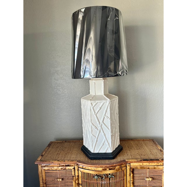 Mid-Century Modern Vintage Hollywood Regency White Ceramic Hexagonal Bamboo Relief Table Lamp For Sale - Image 3 of 11