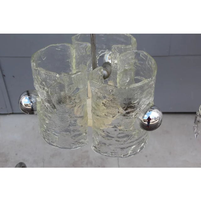 This hanging light in Murano art glass from the 1970s. Up to 250V (Europe/UK Standard).The wiring of this item may be...