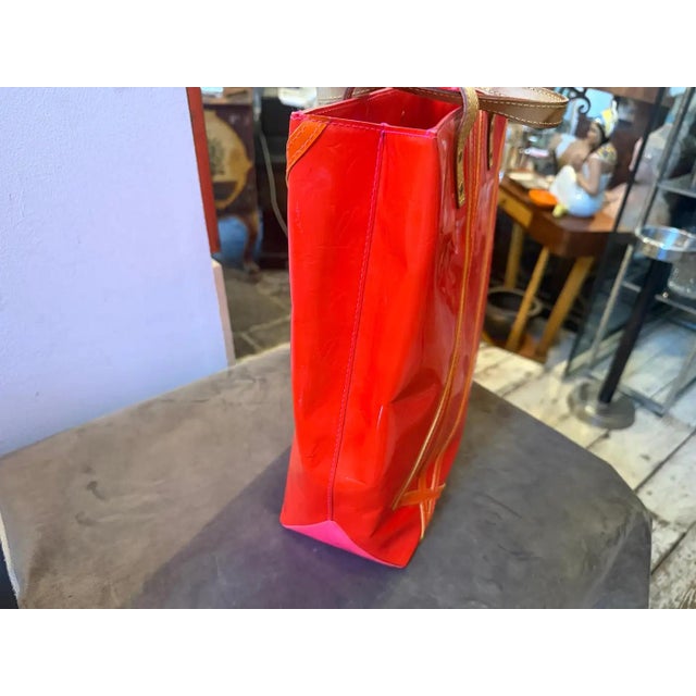 2002 Louis Vuitton Red Vernis Patent Leather Reade Tote Bag by Robert Wilson For Sale - Image 6 of 17