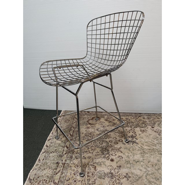 Mid-Century Modern Caged Chrome Metal Bar Stool, in the Style of Bertoia For Sale - Image 3 of 12