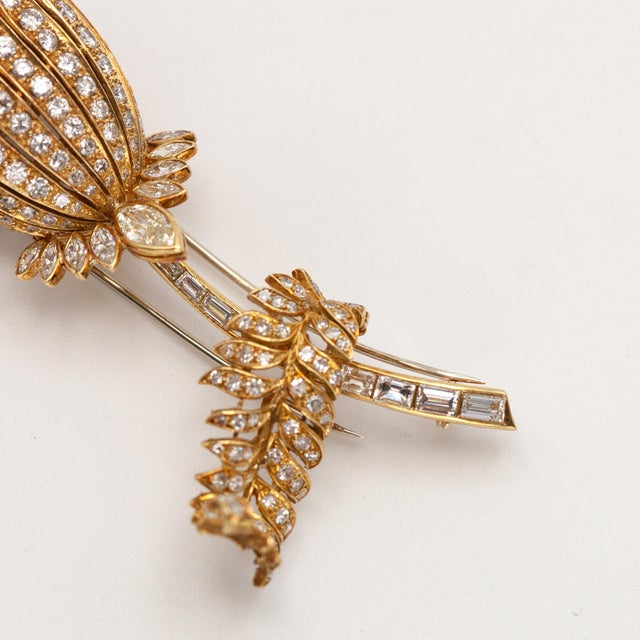 1960s 1960s 18k Yellow Gold Diamond Baroque Pearl Flower Fur Clip Brooch For Sale - Image 5 of 12