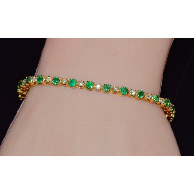 Late 20th Century Certified Natural 4.90Cts vs F Diamond Emerald 18k Solid Gold Tennis Bracelet For Sale - Image 4 of 16