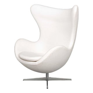 Fritz Hansen White Upholstered Egg Chair For Sale