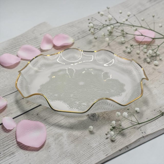 This elegant pieces features a pressed lace pattern and gold scalloped rim. The combination of clear glass with delicate...