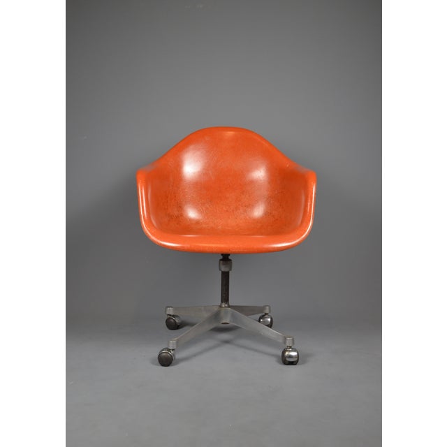 This vintage PAC armchair is an authentic Mid-Century Modern design by Charles & Ray Eames, produced by Herman Miller and...