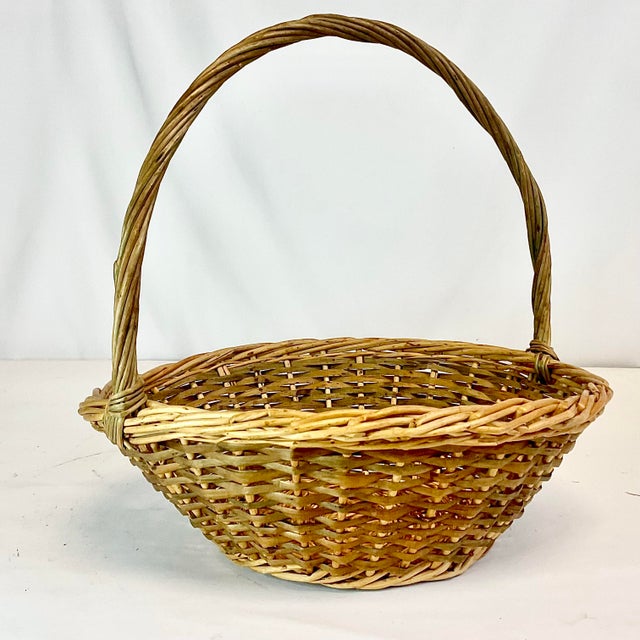 1970s Vintage Boho Chic Arts & Crafts Nantucket Round Wicker Gathering Basket For Sale - Image 4 of 8