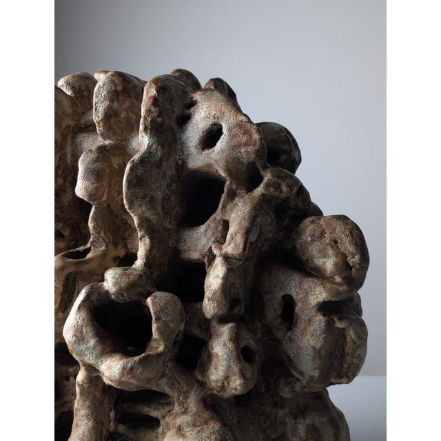 This large-format sculpture in glazed stoneware stands out for its remarkable visual impact, balancing a powerful...