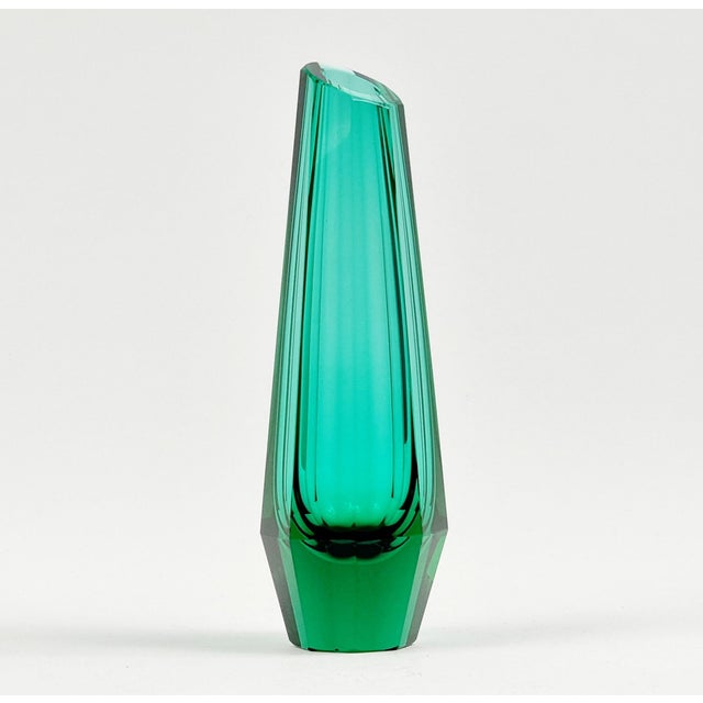 Beautiful art deco faceted glass vase attributed to Josef Hoffmann for Moser (Czechoslovakia, 1930s). The vase is made of...