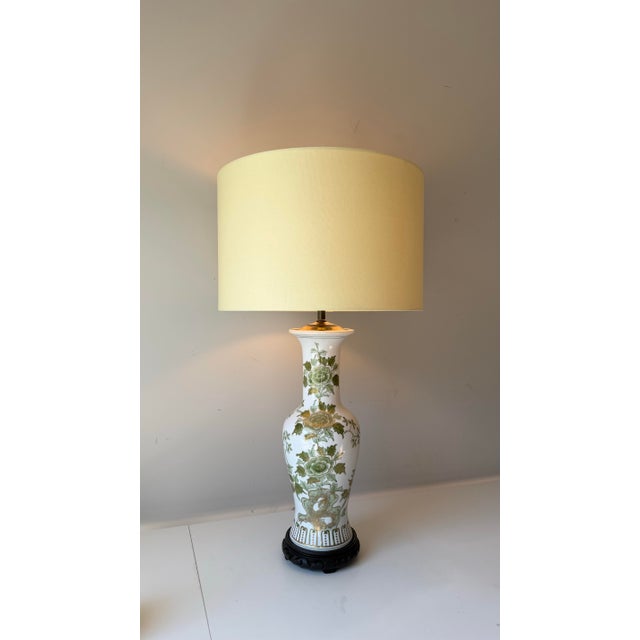 Chinoiserie 1960s Green and White Chinoiserie Porcelain Table Lamp For Sale - Image 3 of 10