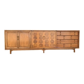 1960s Thomasville Tamerlane Long Mid-Century Modern Bar Credenza on Base For Sale