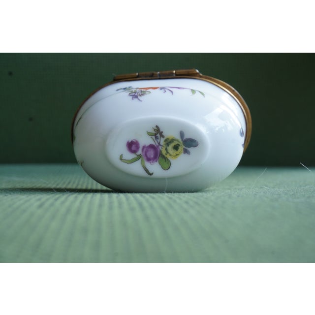18th Century Porcelain Snuffbox For Sale - Image 5 of 10