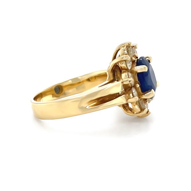 Contemporary 18ct Yellow Gold Sapphire and Diamond Ring 1.80ct 5.7g, Size 4.75 For Sale - Image 3 of 9