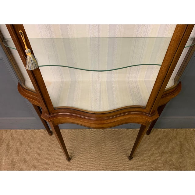 1900 - 1909 Inlaid Mahogany Display Cabinet from Maple & Co., 1900 For Sale - Image 5 of 15