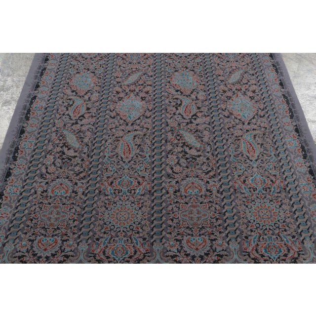 Hand-knotted in natural jute, this 5x7 contemporary rug is a groundbreaking transitional masterpiece from Rug & Kilim’s...