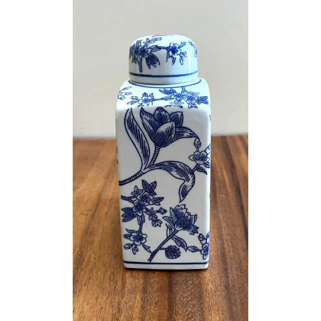 Small rectangular blue and white classic Chinoiserie ceramic ginger jar with floral pattern 5 x 9 x 3.5” Excellent...