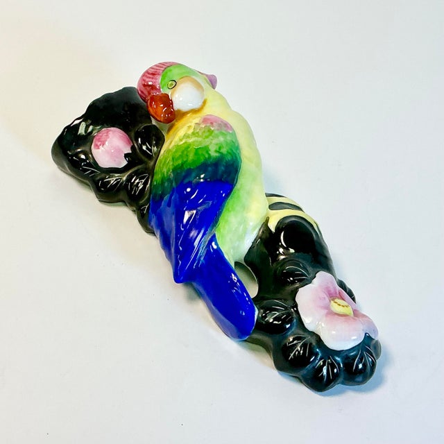 1950s Vintage Japanese Chinoiserie Boho Chic Ceramic Parrot Wall Pocket. For Sale - Image 4 of 13