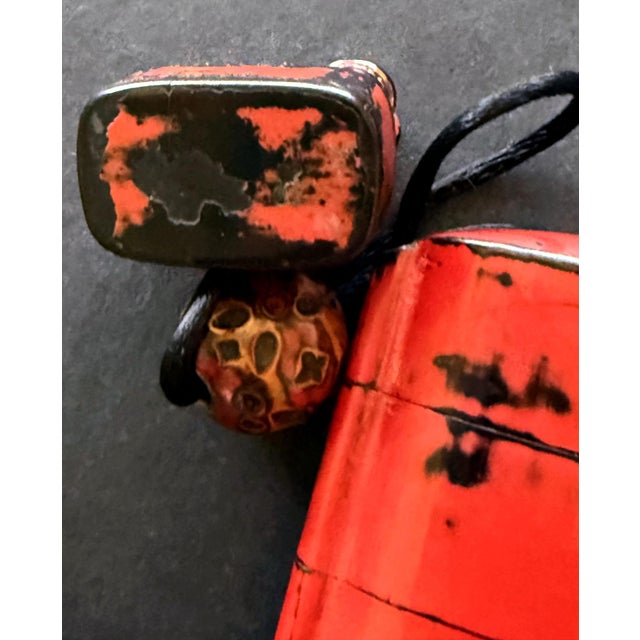 Black Rare Japanese Inro Netsuke and Omije with Negoro Red Lacquer Edo Period For Sale - Image 8 of 14