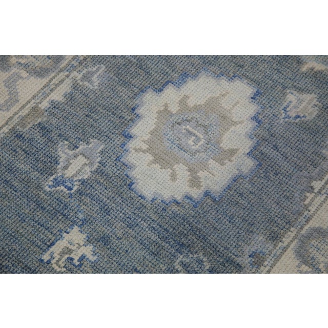 This modern Turkish Oushak rug is a stunning piece of art that has been handwoven using traditional techniques by skilled...