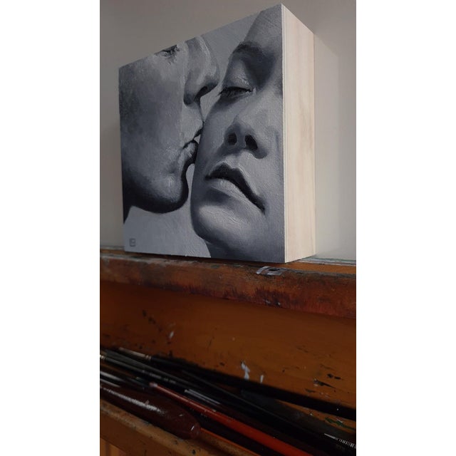 Figurative The Kiss #1 by Linda Delahaye | Oil on Panel Close-up of a couple kissing For Sale - Image 3 of 3